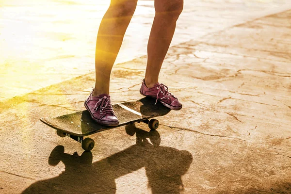 Menina adolescente com skate longo bordo . — Fotografia de Stock