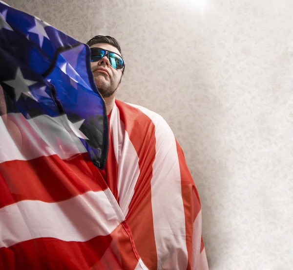 Человек Американским Флагом Июля — стоковое фото