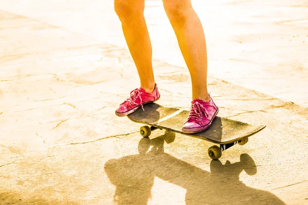 十几岁的女孩与长滑板. — 图库照片