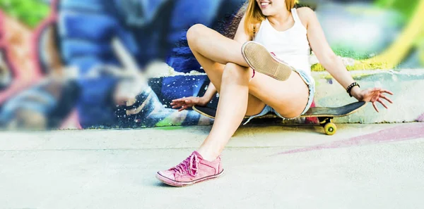 Skateboardåkare Flicka Vila Efter Skridskoåkning — Stockfoto