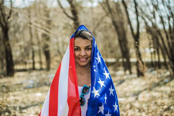 ผู้หญิงที่มีธงอเมริกันยิ้ม — ภาพถ่ายสต็อก