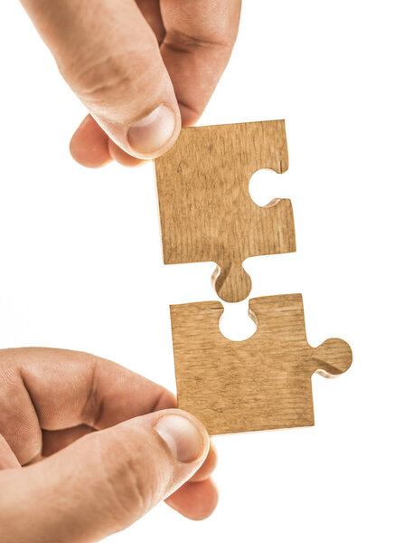 Пальцы, держащие два куска
 