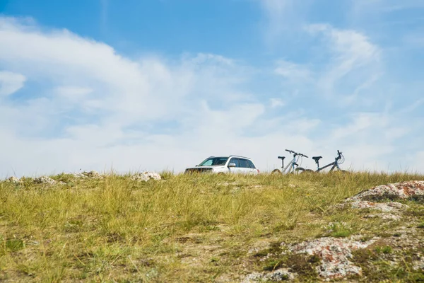 Kilka rowerów i samochodów suv — Zdjęcie stockowe