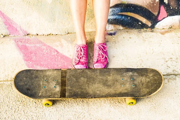 Skateboardista relaxační poblíž skate — Stock fotografie