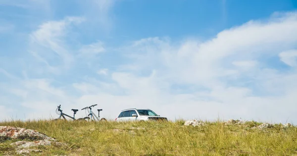 Kilka rowerów i samochodów suv — Zdjęcie stockowe