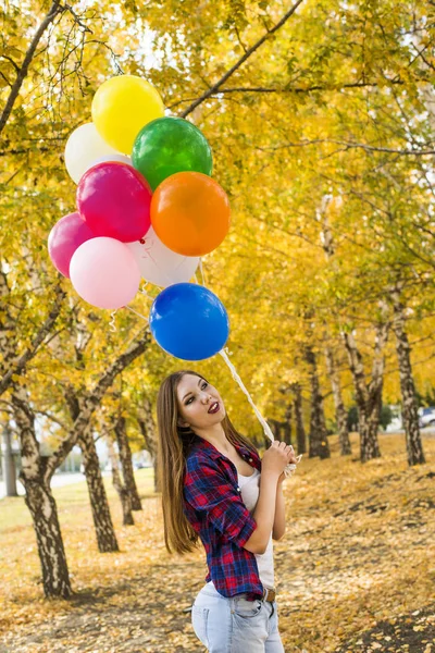 美丽的女孩肖像 穿着休闲礼服风格 微笑着在黄色森林公园与气球 — 图库照片