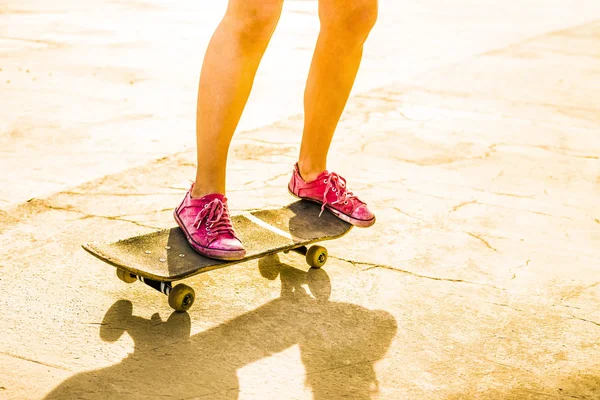 Dospívající dívka s dlouhou skate desky. — Stock fotografie