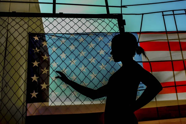 Žena před americkou vlajkou. — Stock fotografie