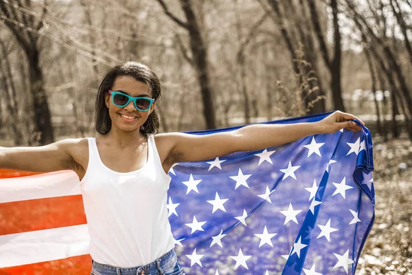 ผู้หญิงที่มีธงอเมริกันยิ้ม — ภาพถ่ายสต็อก