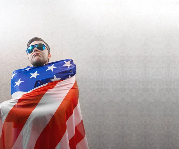 Человек Американским Флагом Июля — стоковое фото