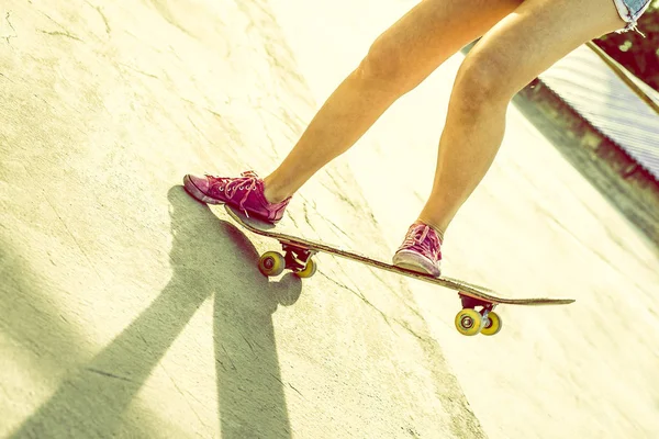 Jambes minces sur skateboard — Photo