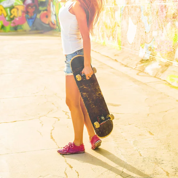 Menina Adolescente Segurando Skate Longo Placa Ficar Contra Parede — Fotografia de Stock