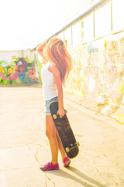 Adolescente Chica Holding Largo Skate Tablero Stand Contra Pared — Foto de Stock