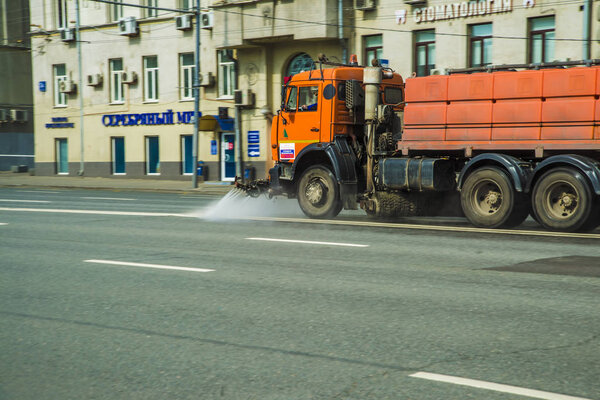  Special vehicle for watering roads