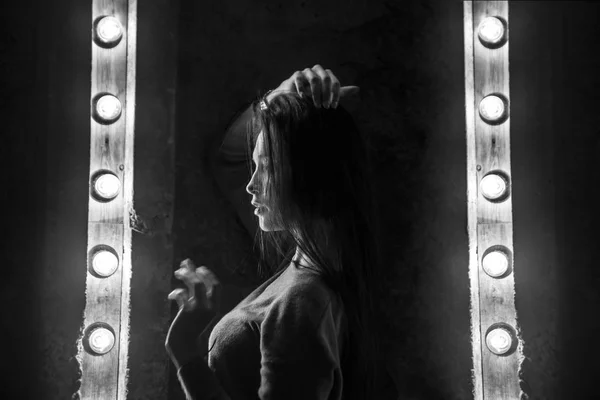 画像的女人近镜和灯泡 镜子中的女人的肖像 美丽性感的女孩 — 图库照片