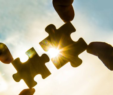  puzzle parçaları bağlanmaya çalışan eller