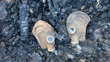 Yangın - yanık ahşap ev veya bina iki gaz maskesi. bir kaç kırık gözlük ile gasmasks. felaket, felaket arka plan