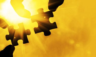  puzzle parçaları bağlanmaya çalışan eller