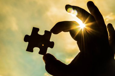  bulmaca parçası ile el