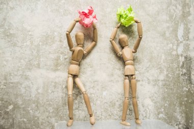 mankenler buruşuk kağıt topları ile.