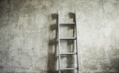 Gri beton duvar yakınındaki bir merdiven 