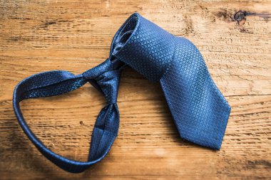  ahşap masa üzerinde özel kravat