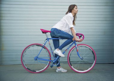 kadın bir bisiklet ile duruyor 