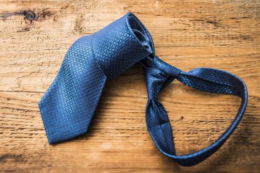  ahşap masa üzerinde özel kravat