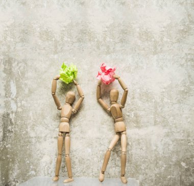 mankenler buruşuk kağıt topları ile.