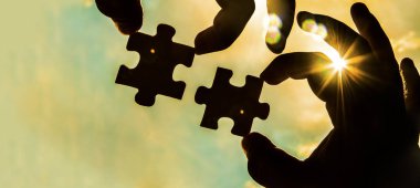  puzzle parçaları bağlanmaya çalışan eller