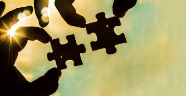  puzzle parçaları bağlanmaya çalışan eller