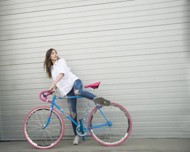 Mavi Bisiklet kadınla 