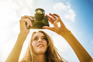 Kız fotoğraf çekiyor.