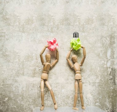 mankenler buruşuk kağıt topları ile.