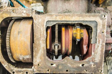 kirli motor kapatın. Eski paslı makine motor kirli petrol, endüstriyel kavramı ile.