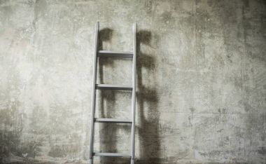 Gri beton duvar yakınındaki bir merdiven 