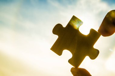  bulmaca parçası ile el