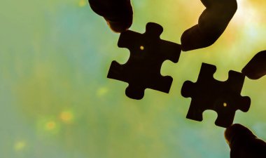  puzzle parçaları bağlanmaya çalışan eller