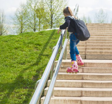 küçük kız paten merdivenlerden tırmanma