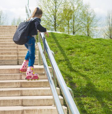 küçük kız paten merdivenlerden tırmanma