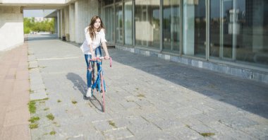  Kız Bisiklete biniyor 