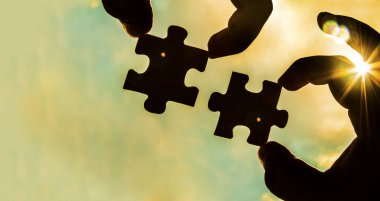  puzzle parçaları bağlanmaya çalışan eller