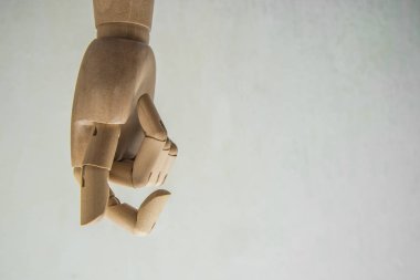 Ahşap el parmakları ile