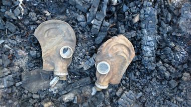 Yangın - yanık ahşap ev veya bina iki gaz maskesi. bir kaç kırık gözlük ile gasmasks. felaket, felaket arka plan