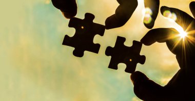  puzzle parçaları bağlanmaya çalışan eller