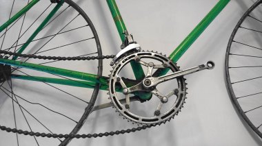 Yeşil Bisiklet o büyük tekerlekler