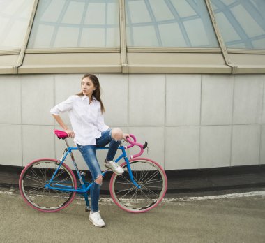 Spor vintage bisiklet üzerinde oturan irl 