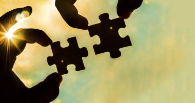  puzzle parçaları bağlanmaya çalışan eller