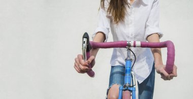  Bisikletini genç kız.