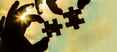  puzzle parçaları bağlanmaya çalışan eller